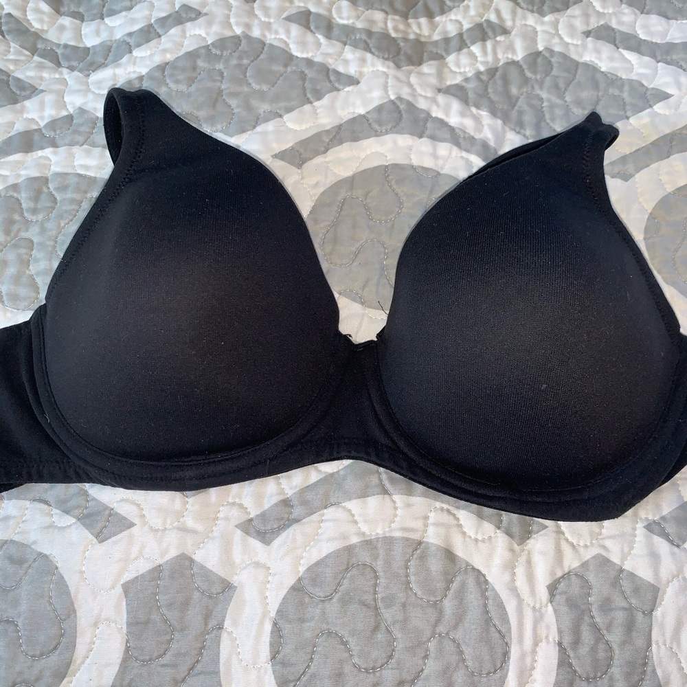 VICTORIA’S SECRET Body by Victoria Bra. 38C